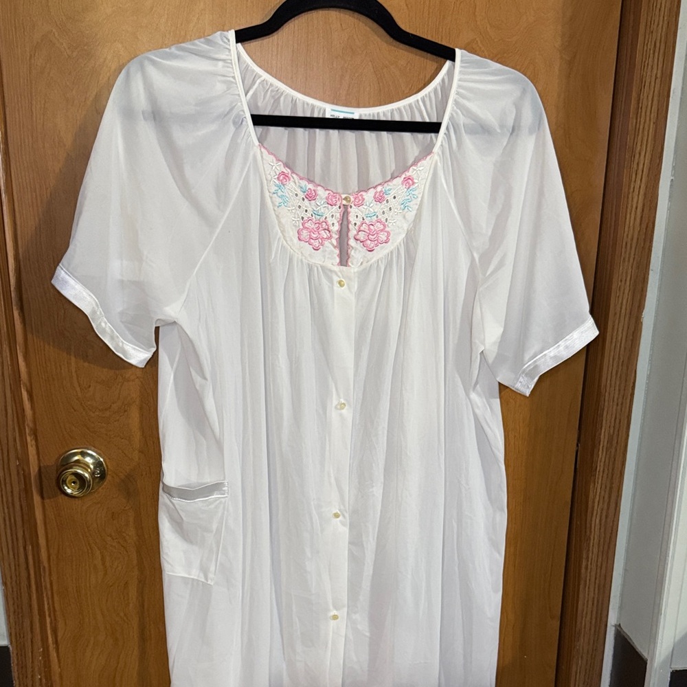 Vintage Kelly Reed White Robe with Pink and Blue Floral Embroidery Size 26W
